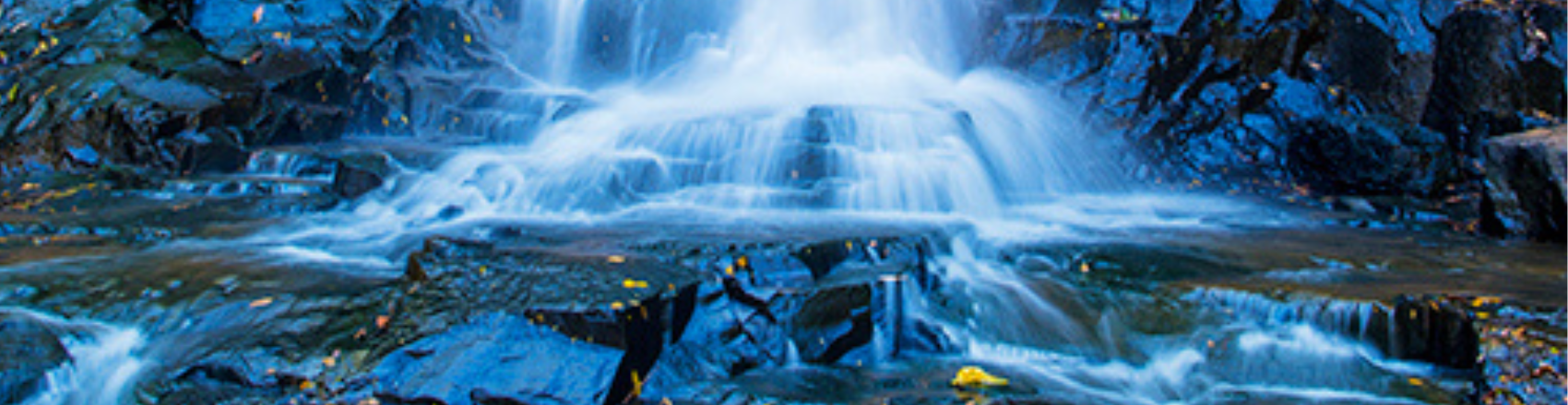 Água de cachoeira em Brotas caindo sobre as pedras.