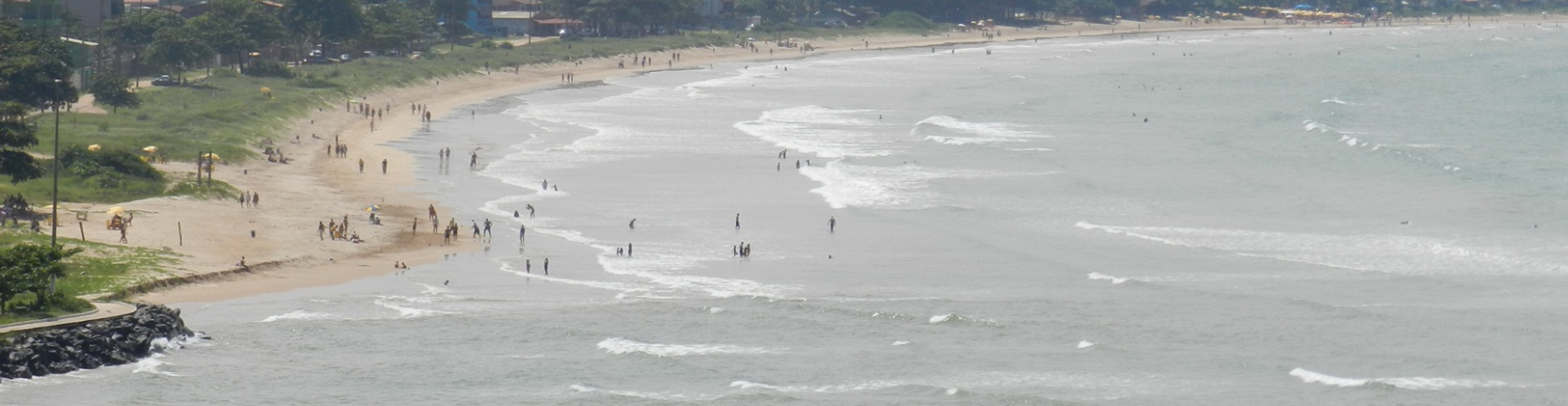 Vista aérea de Praia Grande com banhistas no mar.