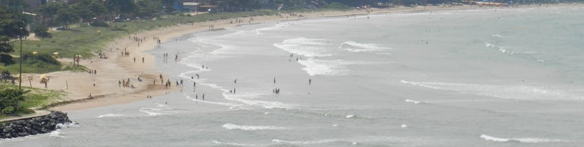 Vista aérea de Praia Grande com banhistas no mar.