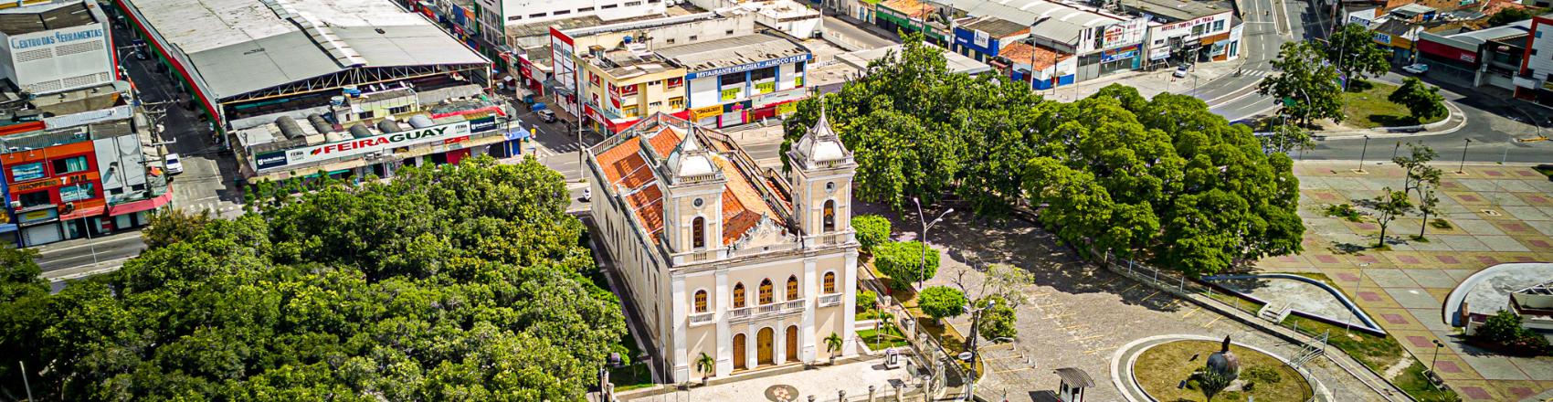 Vista aérea da Catedral Metropolitana da Feira de Santana.