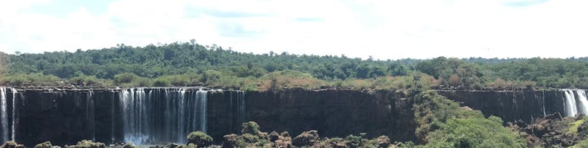 Vista das Cataratas do Iguaçu em Foz do Iguaçu com vegetação ao redor.