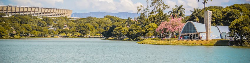 Lagoa da Pampulha em Belo Horizonte. Ao lado direito podemos ver a Igrejinha.