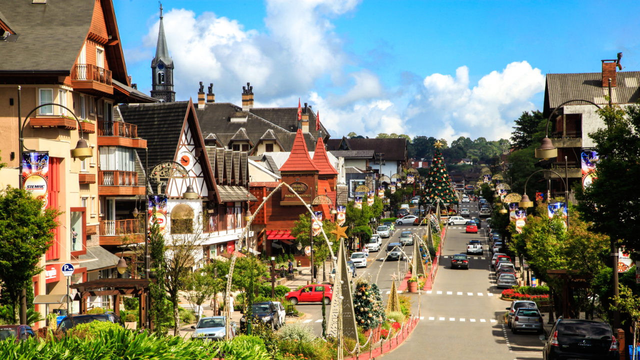 Construções tradicionais de Gramado, no Rio Grande do Sul, com casas com telhado triangular, típico da arquitetura europeia.