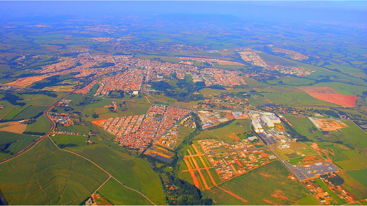 Vista aérea de Boituva, no interior de São Paulo, em que se observa construções e áreas rurais.