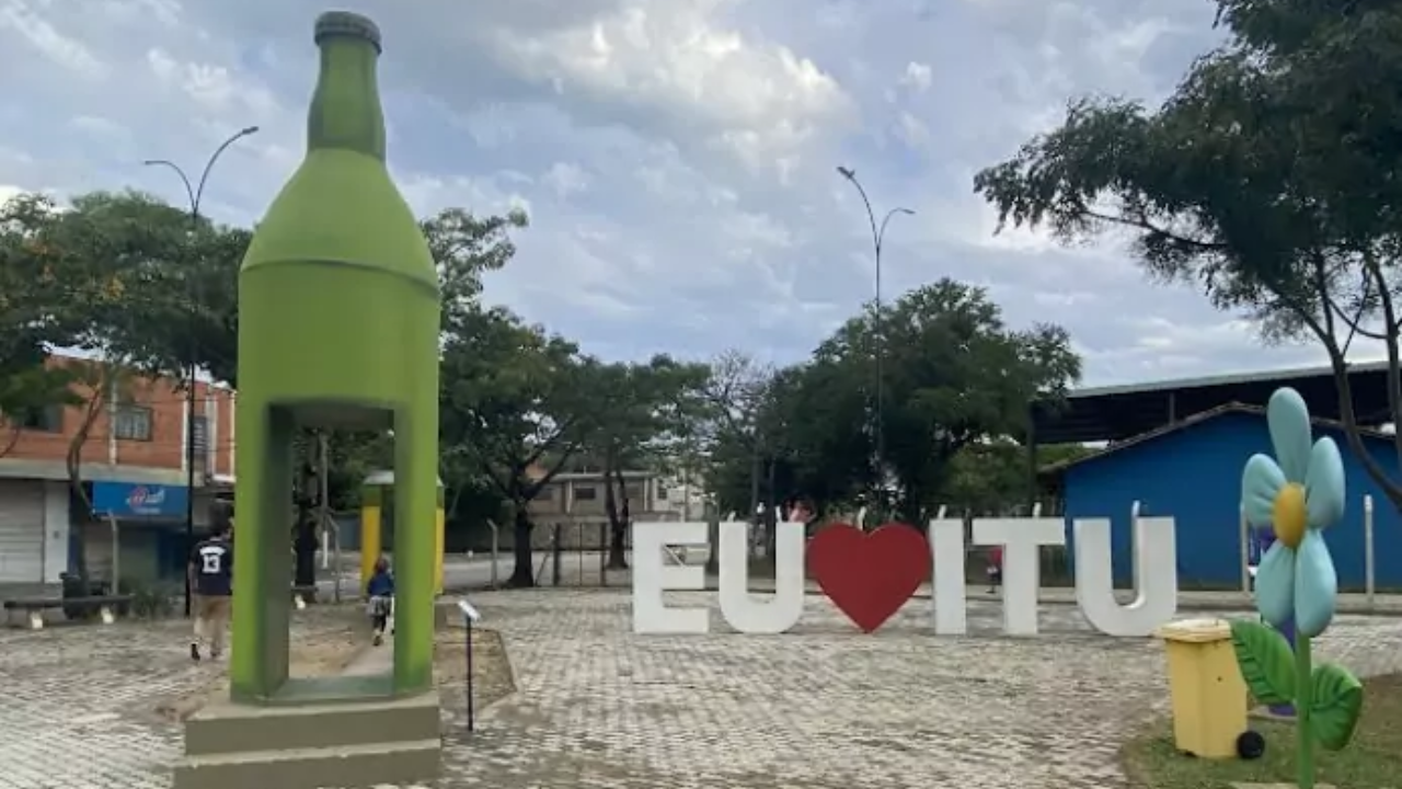 Ponto turístico de Itu, no interior de São Paulo, com a frase ''Eu amo Itu'' e árvores de copas verdes ao fundo, com céu claro e sem muitas nuvens.
