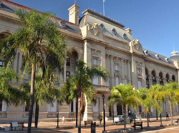 Palácio do Governo da Província de Santa Fe, Argentina, com arquitetura neoclássica francesa, fachada imponente, palmeiras na frente e céu azul ao fundo