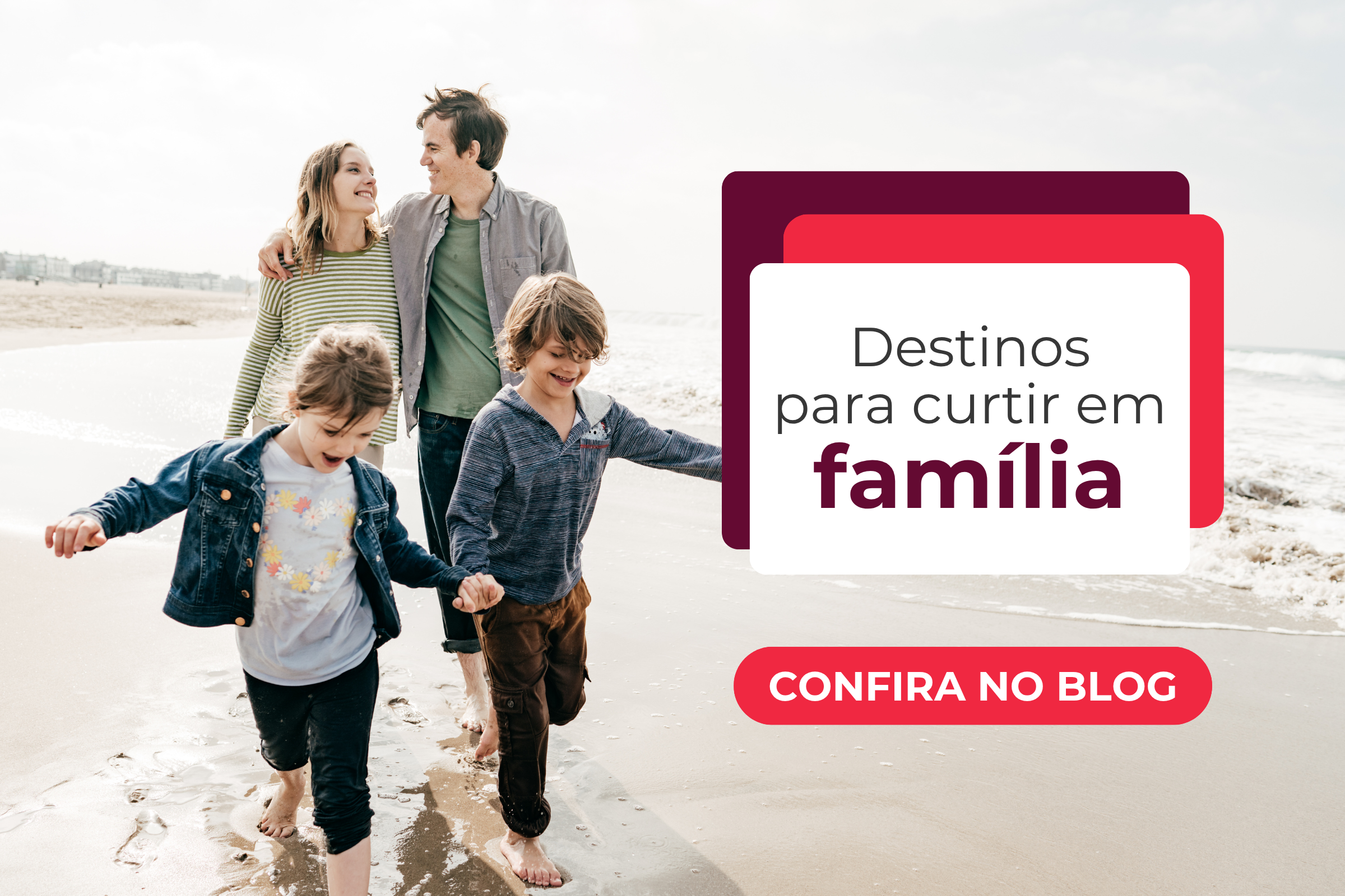 Família sorridente caminhando na praia de mãos dadas, com texto sobre ‘Destinos para curtir em família’ e botão ‘Confira no blog’. Banner promocional da DeÔnibus com foco em viagens em família.