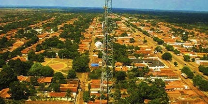 Imagem panorâmica da cidade de Presidente Prudente em dia ensolarado. A foto mostra as casas da cidade e a vegetação local.
