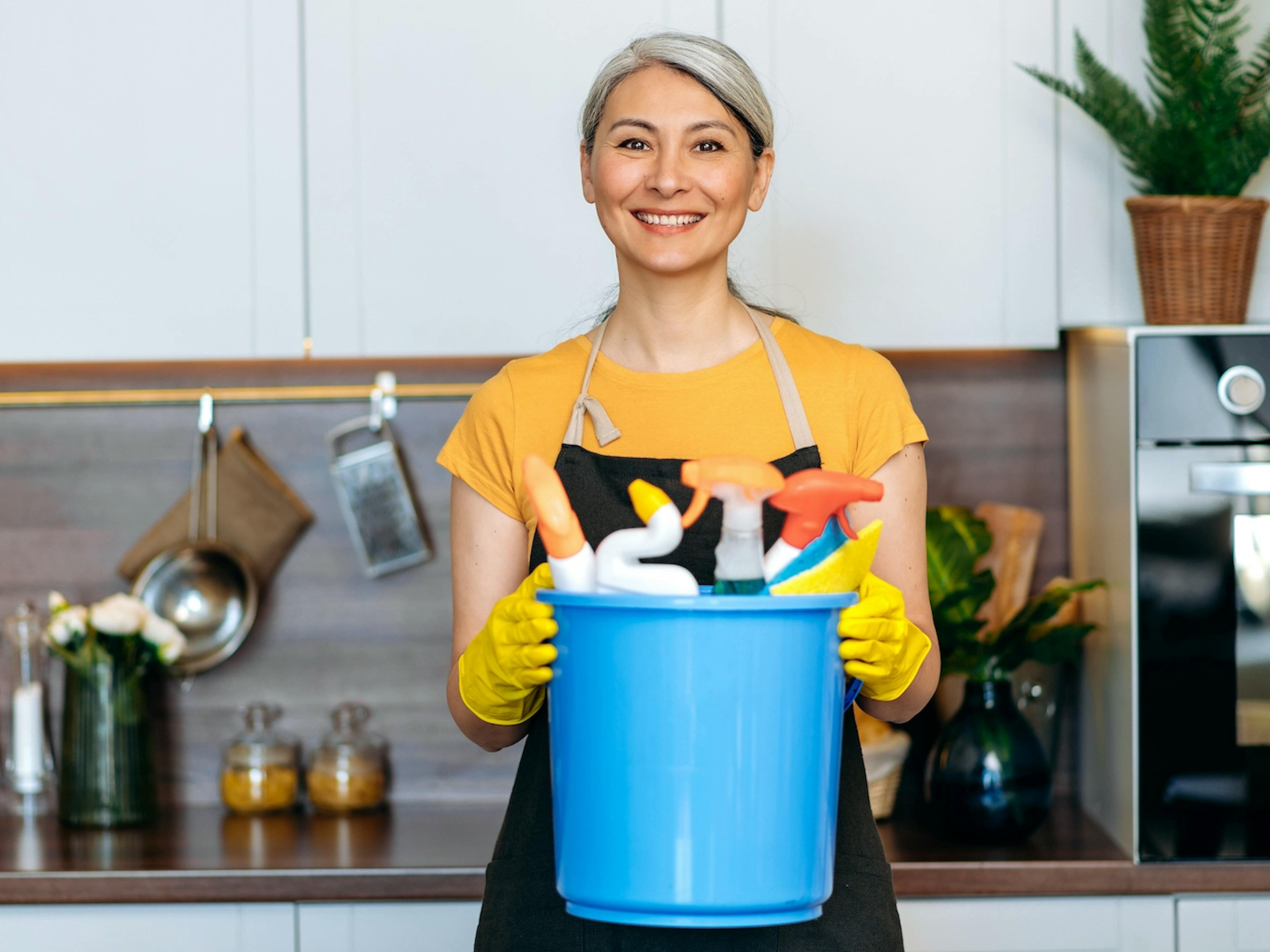 How to Create a Weekly Cleaning Schedule That Works for You