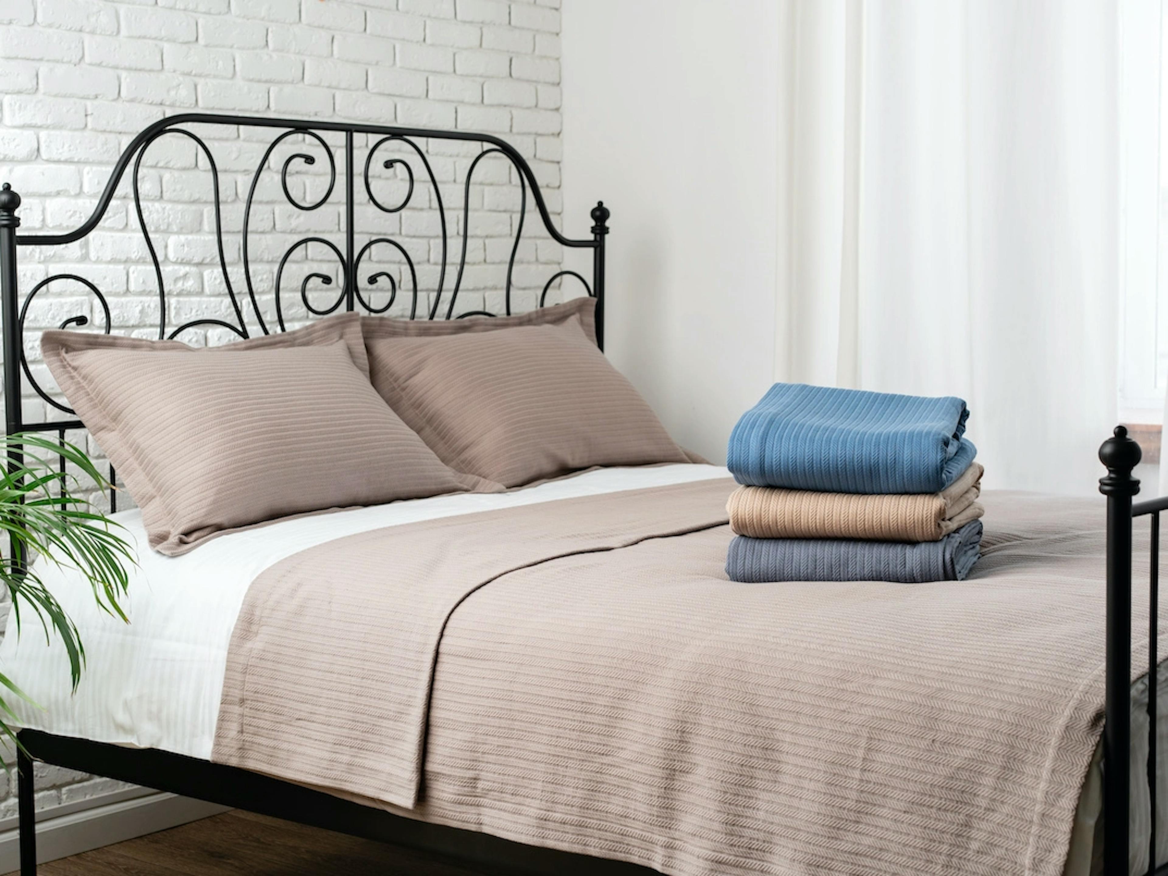 How Airbnb Linen Logistics Work in London vs Bristol