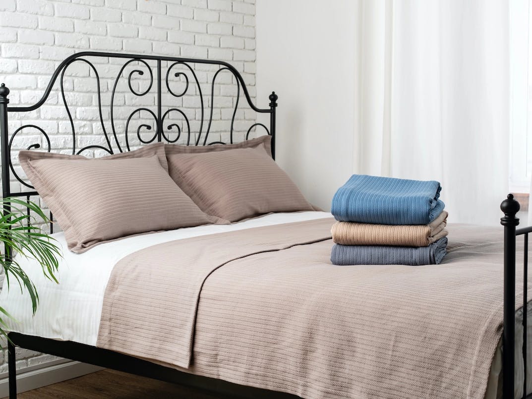 How Airbnb Linen Logistics Work in London vs Bristol