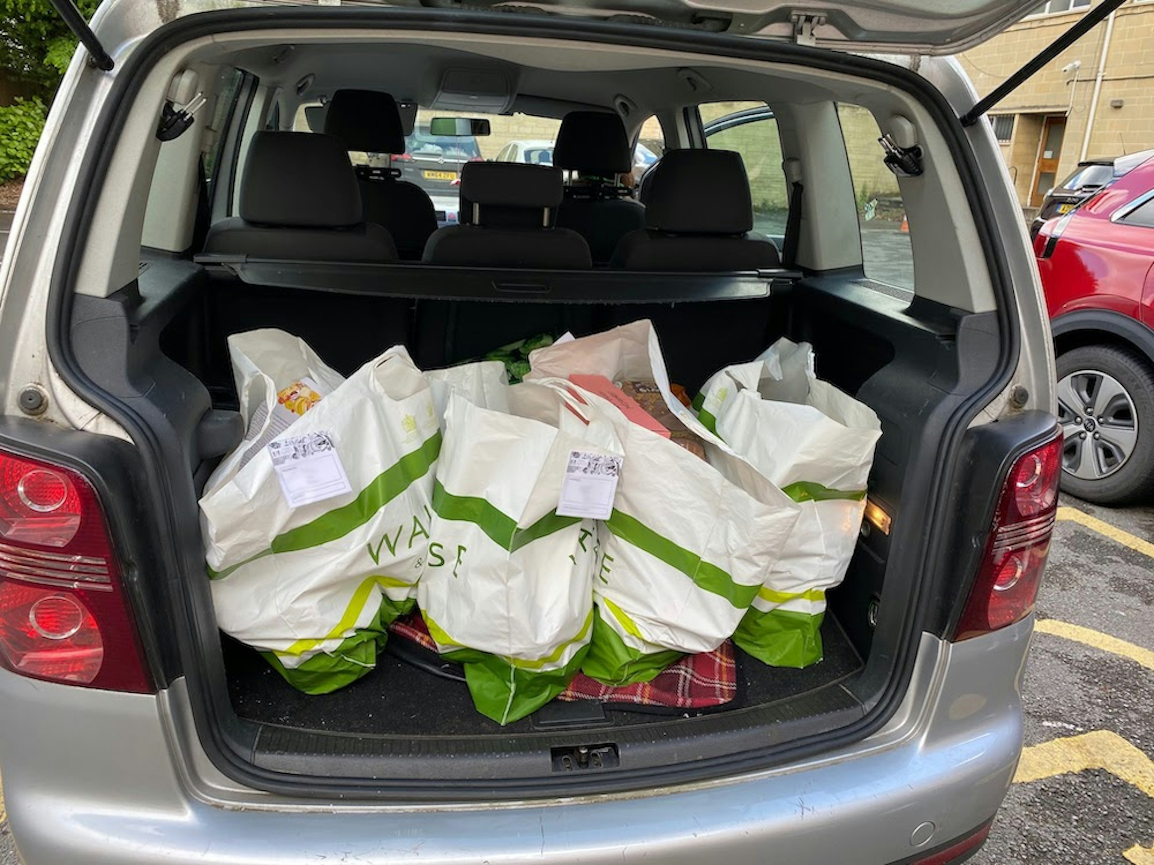 Oasis Hub Bath's food parcel delivery service delivers free meals to low-income families or families affected by COVID-19