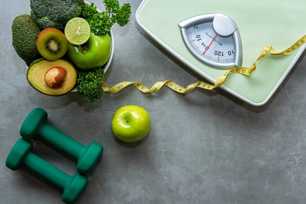 A scale, a fruit and vegetale bowl, weights and a tape measure
