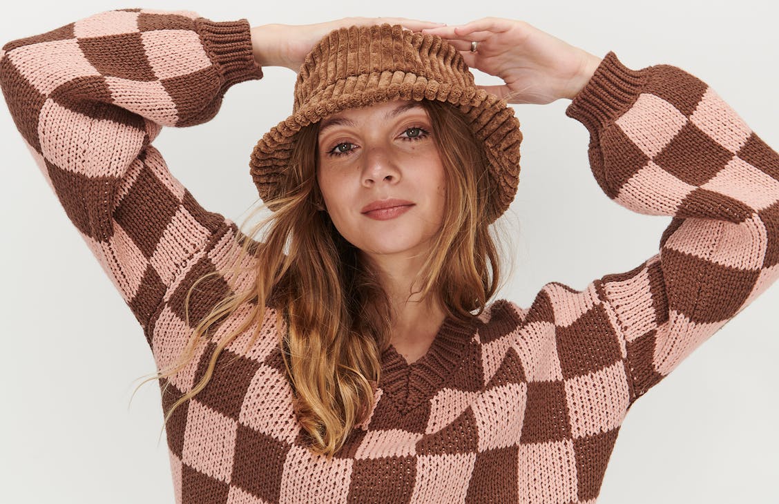 Female model wearing the Cube Knit in Blush Coffee
