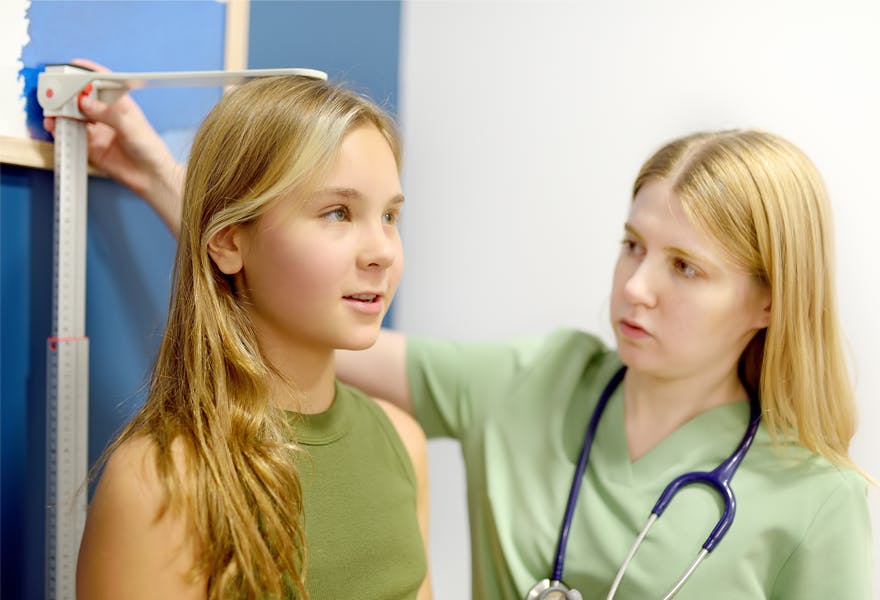 poussée de croissance chez l'adolescent quel âge