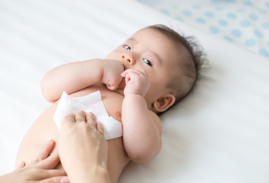 nettoyer bébé avec des lingettes Laboratoire Giphar
