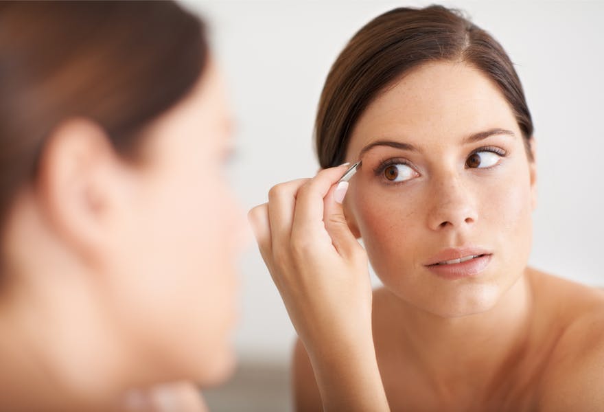 épilation des sourcils à la pince giphar