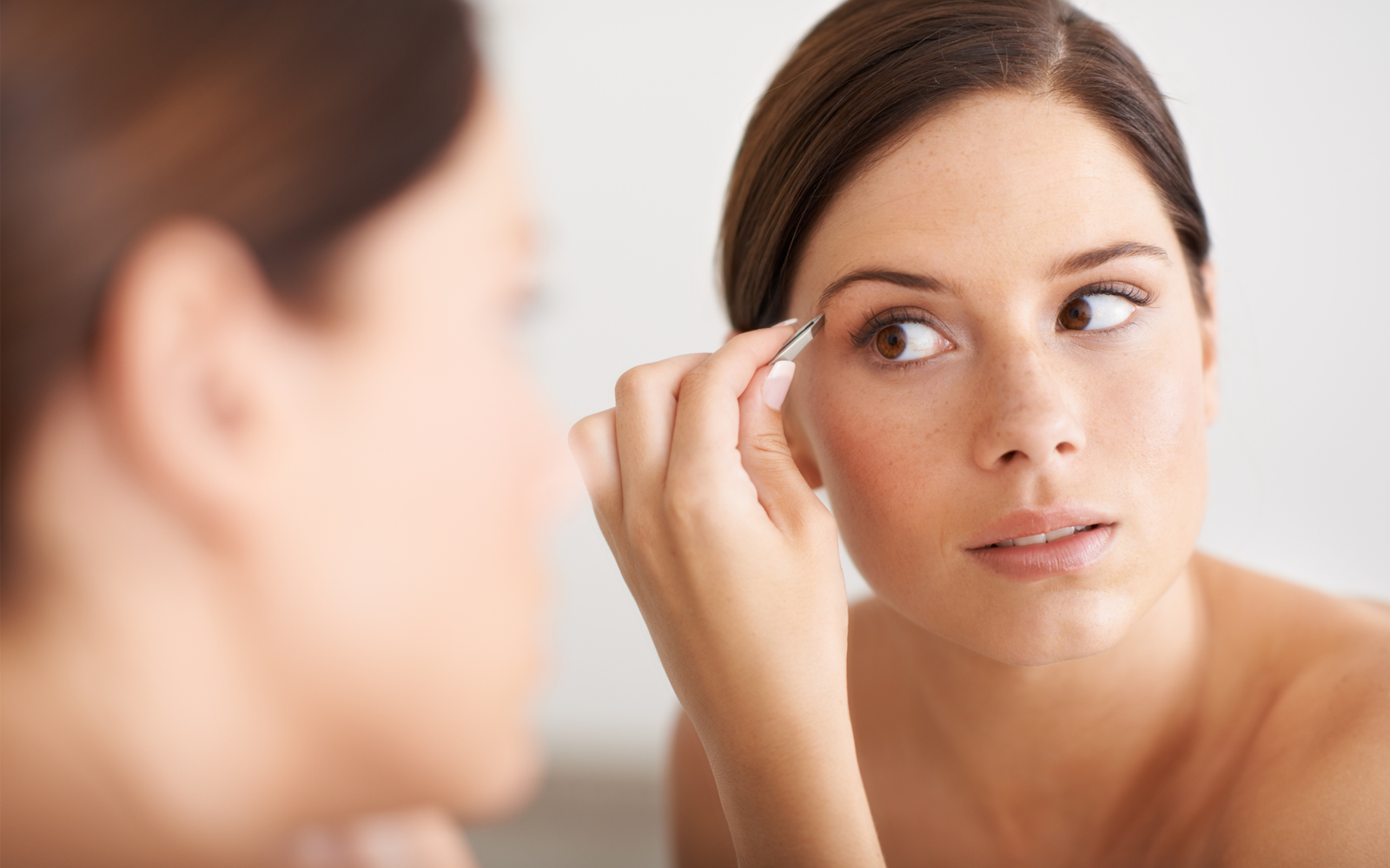 épilation des sourcils à la pince giphar