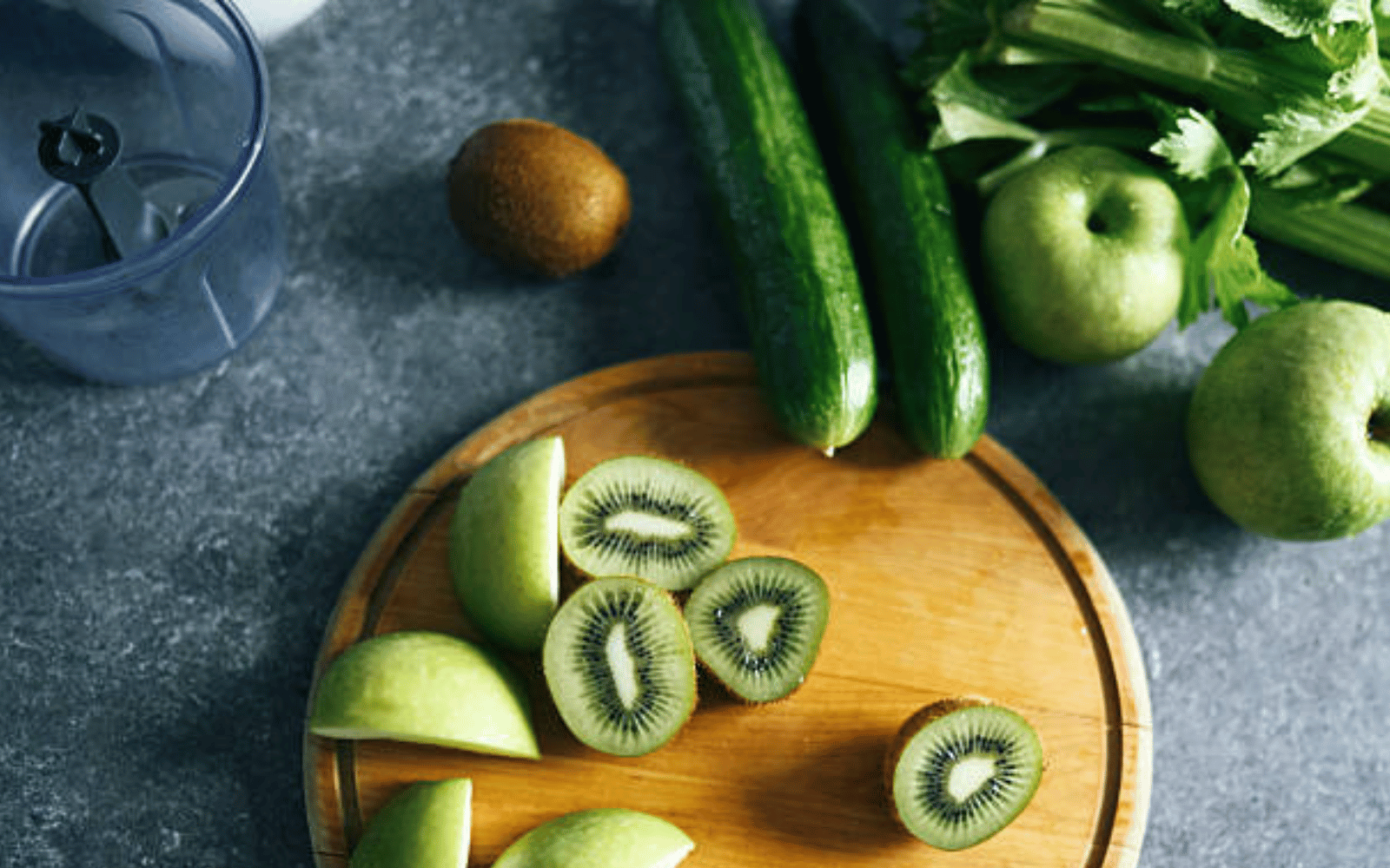 Smoothie aux kiwis, concombre et dattes