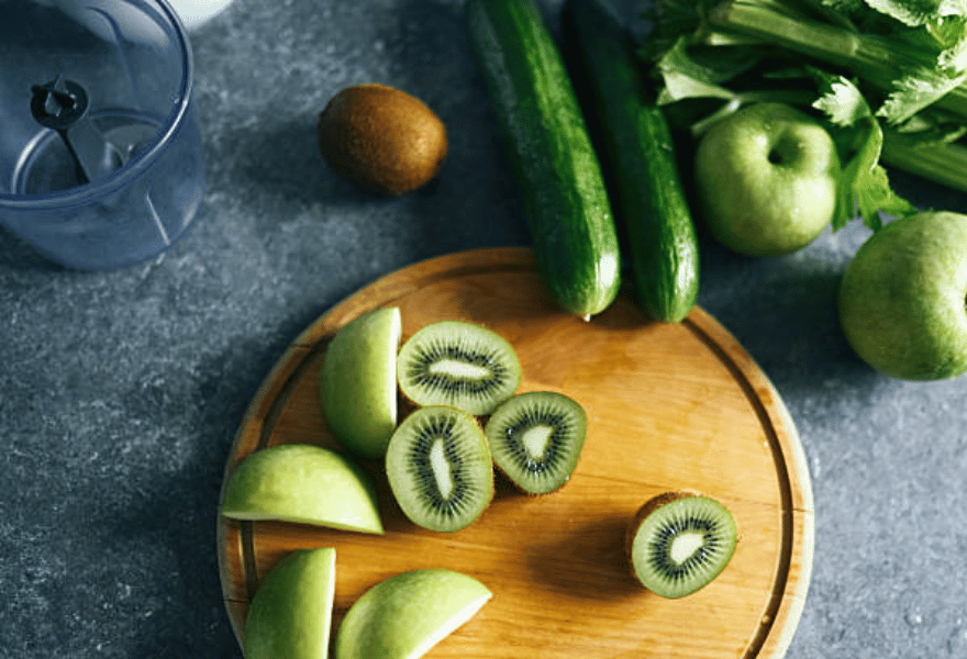 Smoothie aux kiwis, concombre et dattes