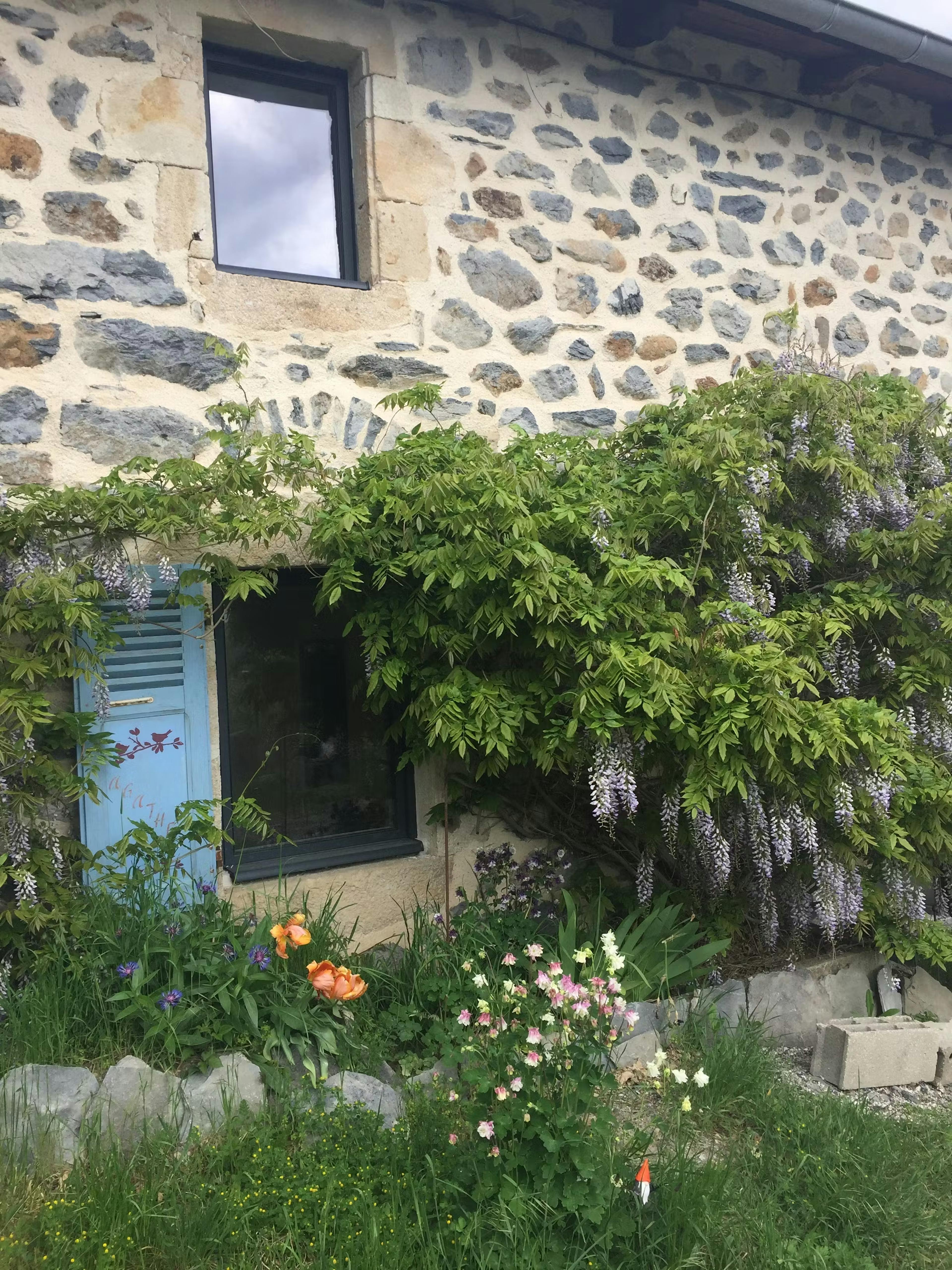 Le studio donne sur la cour avec vu sur Saint Julien et les montagnes au loin.