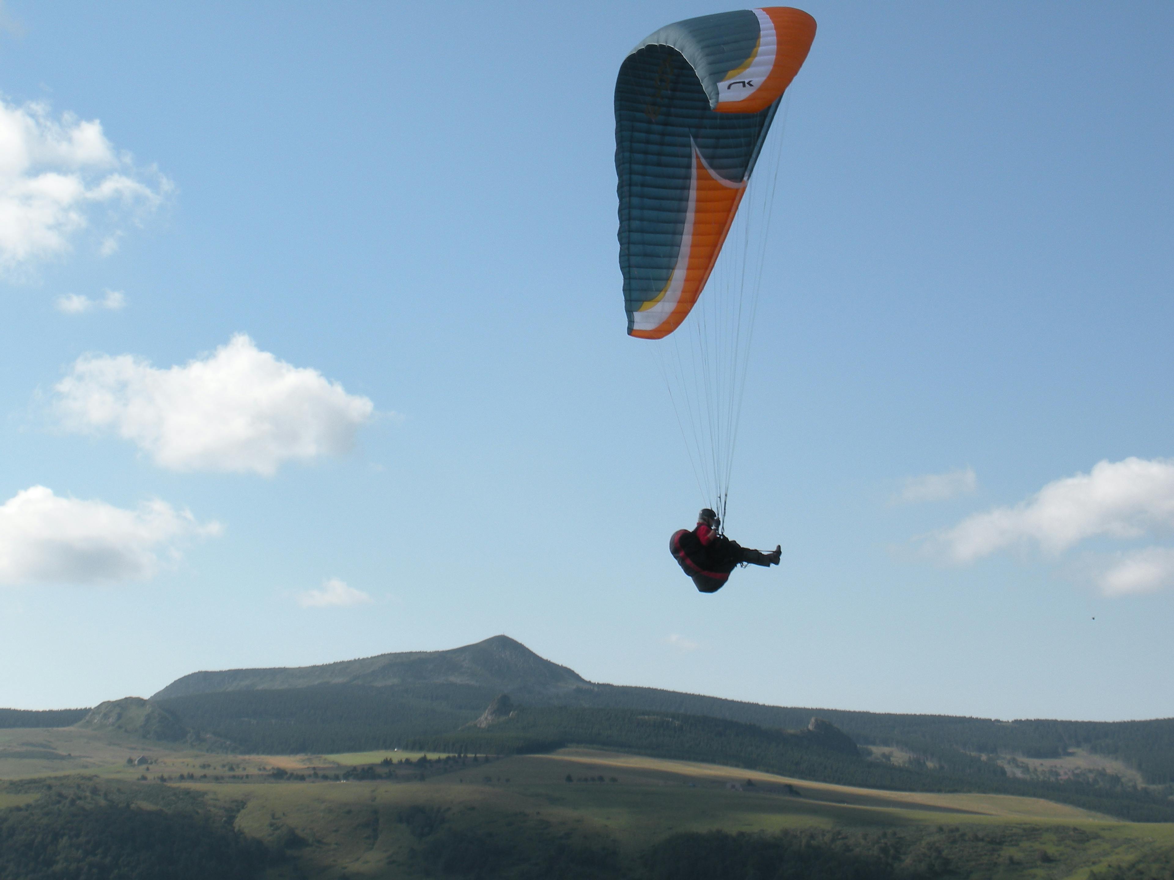 Parapente sur un fond de Mézenc