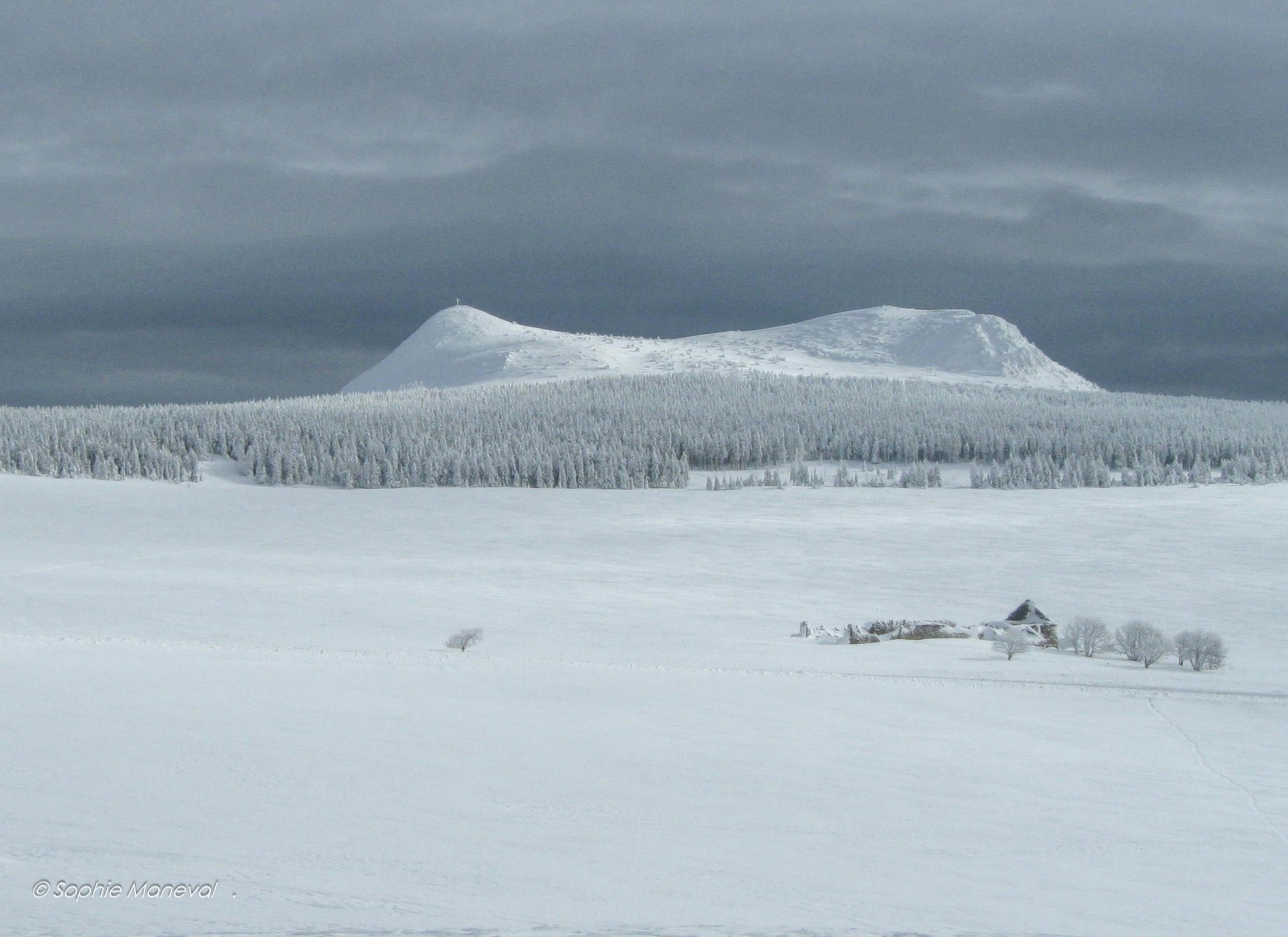 Le Mont Mézenc recouvert de son blanc manteau.