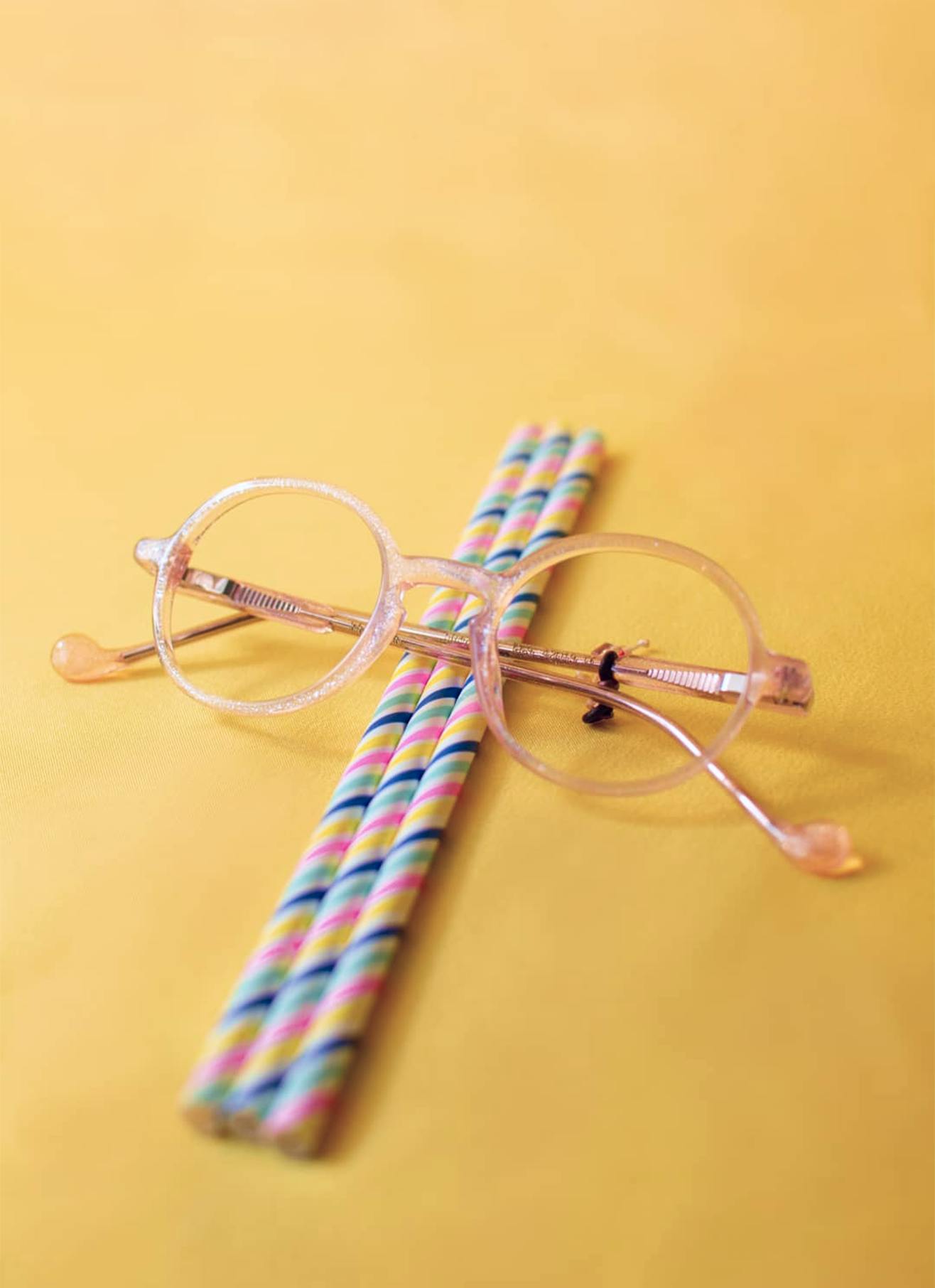 photo lunette de vue enfant fille acétate ovale rose paillette sur pailles multicolores 