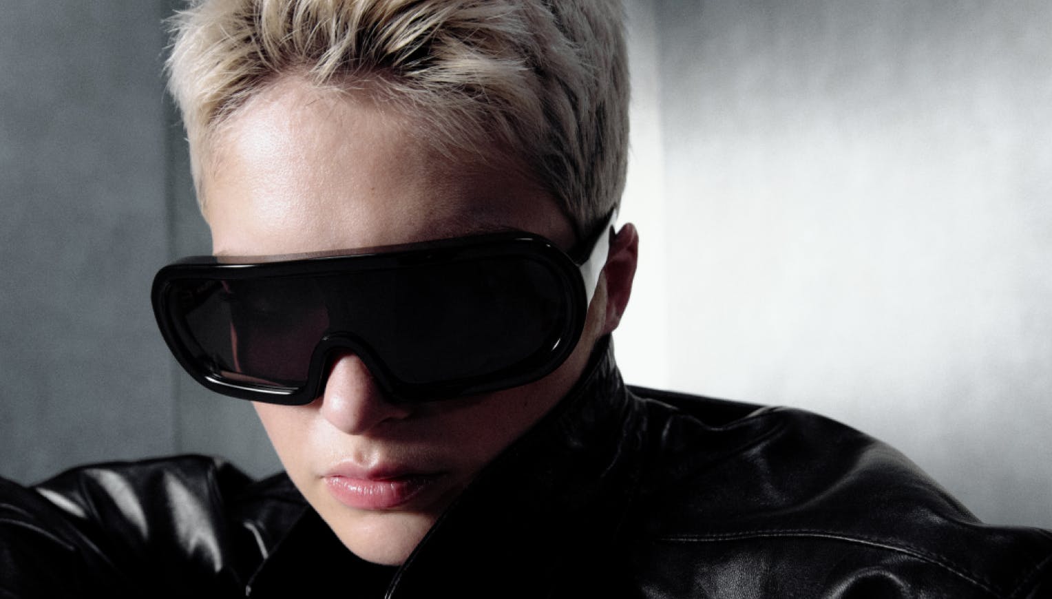 Mannequin portant des lunettes de soleil de la marque Kaleos