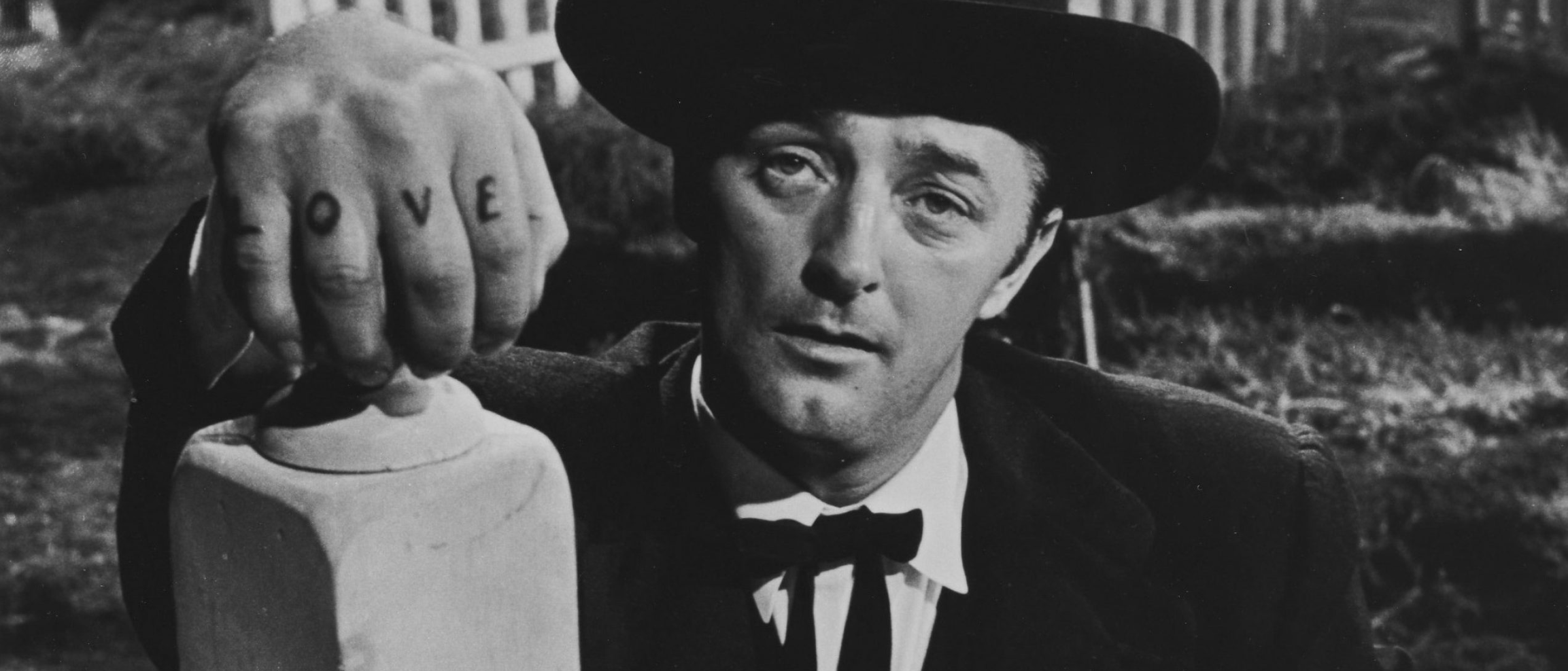 Actor Robert Mitchum in a suit and hat