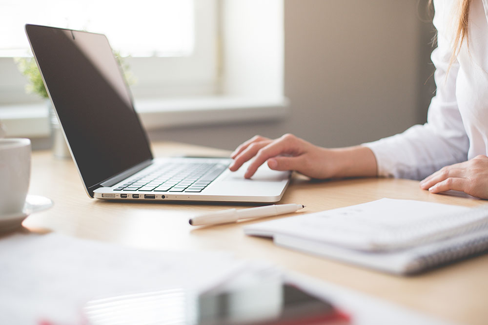 0bb1596edb695c3c31d45c3a1f495a850d96132b_business-woman-working-on-laptop-in-her-office-picjumbo-com.jpg