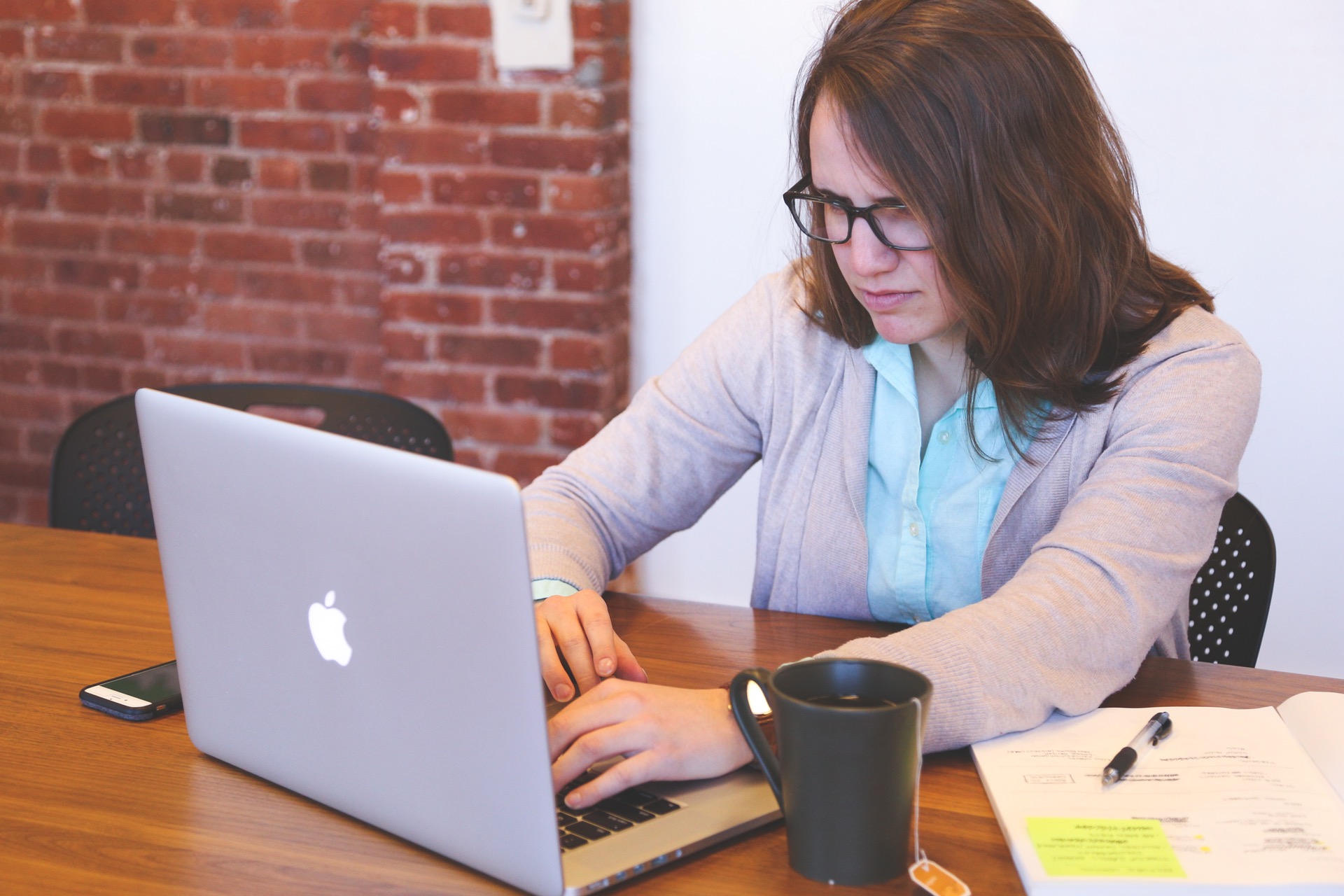 Woman looking at her computer with a confused face, representing complaints at work 