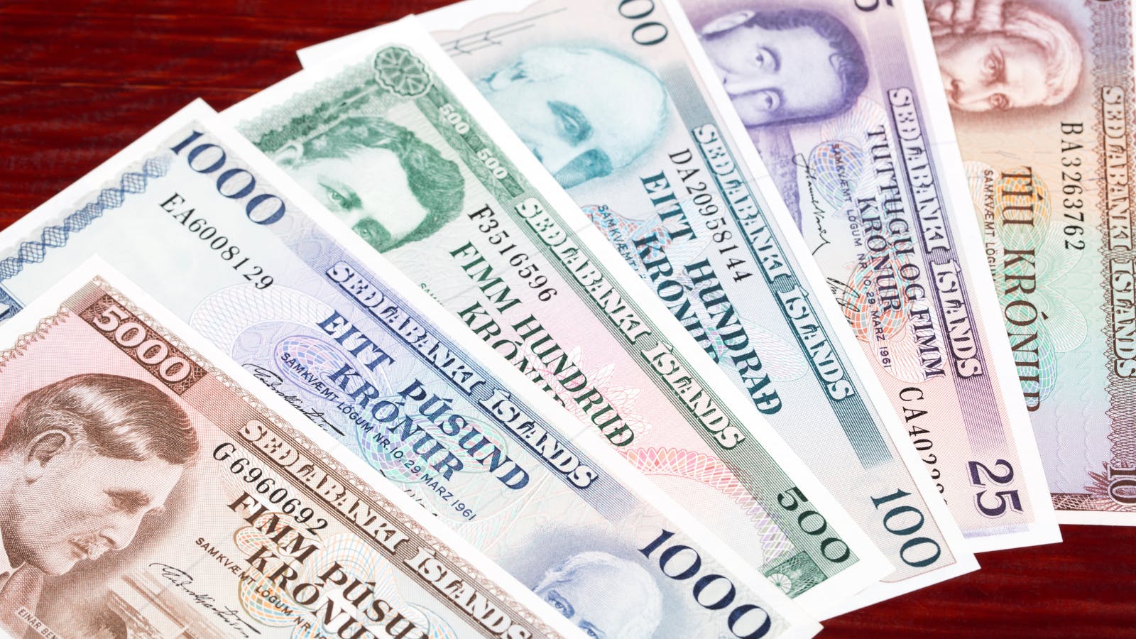 Icelandic banknotes spread out on a table.