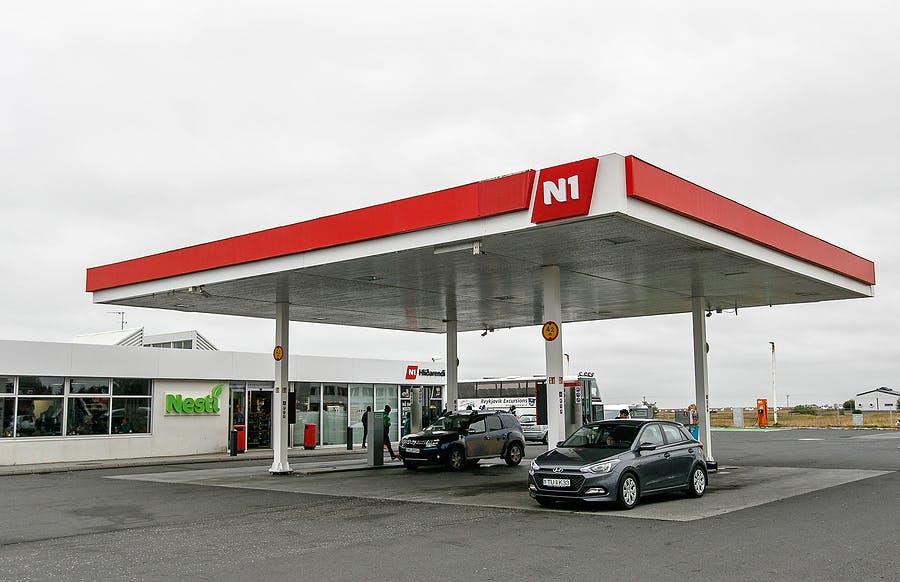 Two cars at an N1 gas station in Iceland.