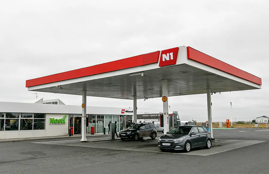 Two cars at an N1 gas station in Iceland.
