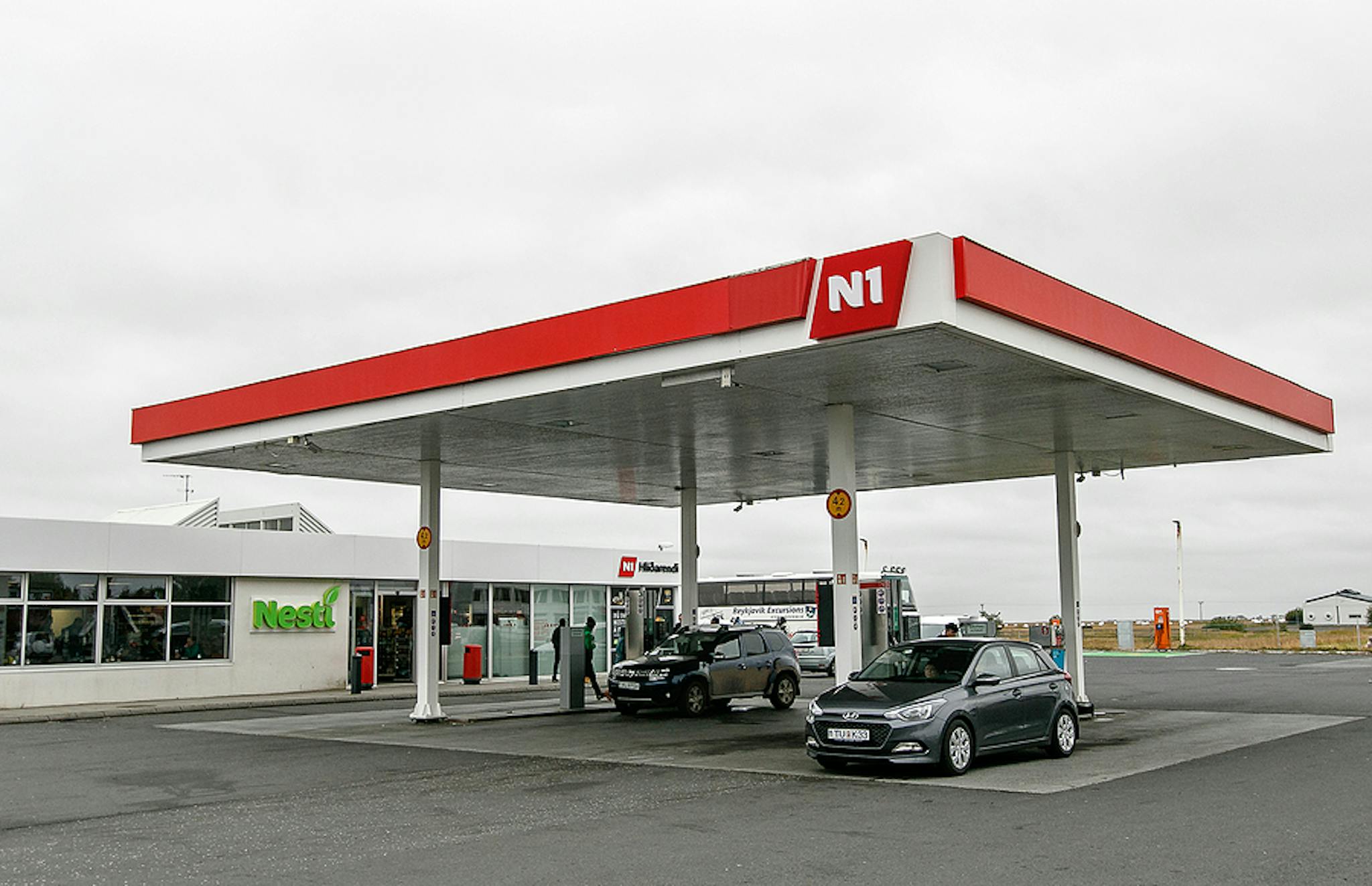 Two cars at an N1 gas station in Iceland.