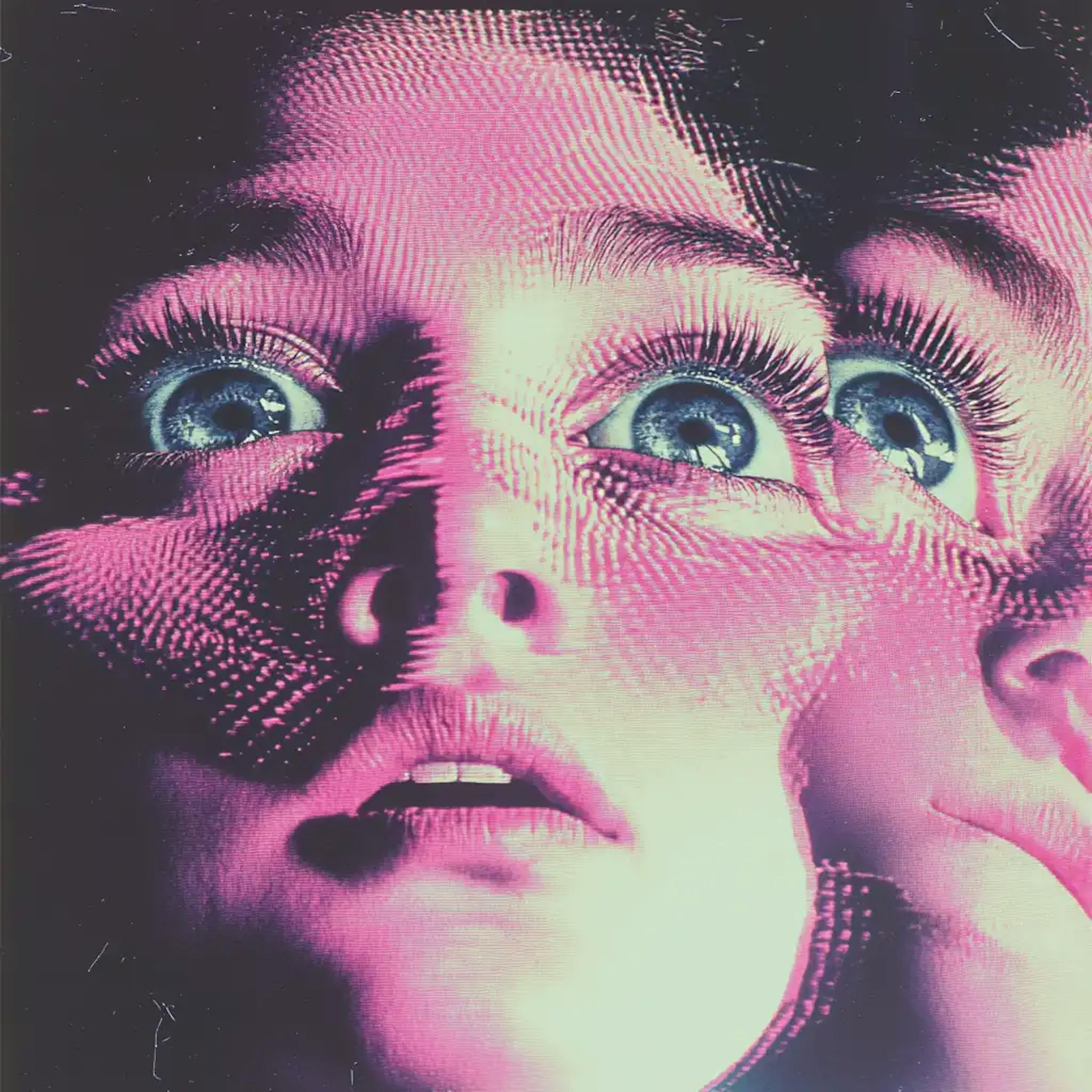 Eine 80er-Jahre funky Werbeimage einer Frau mit Spiegelung. Lila und pinke Farbgebung und erschrockener Blick mit großen Augen.