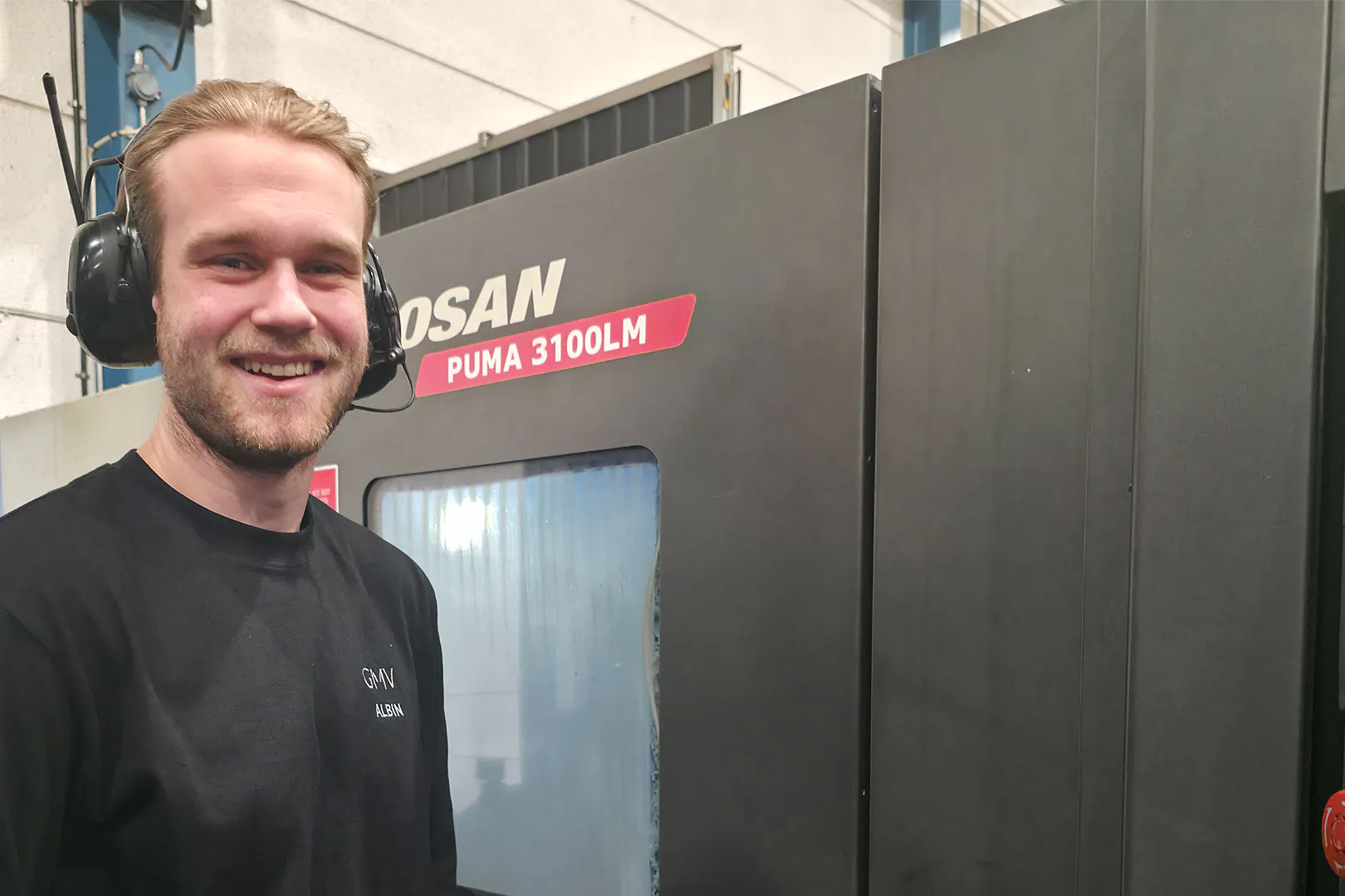 Albin på Göstas Mekaniska frmför Dosan Puma 3100LM
