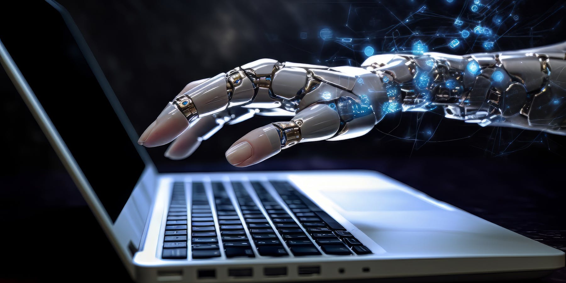 Hand vom Roboter am Laptop