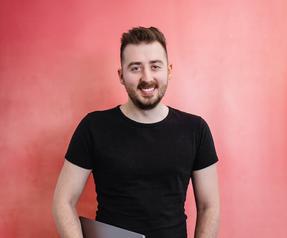 Softwareentwickler Marvin mit Laptop in der Hand