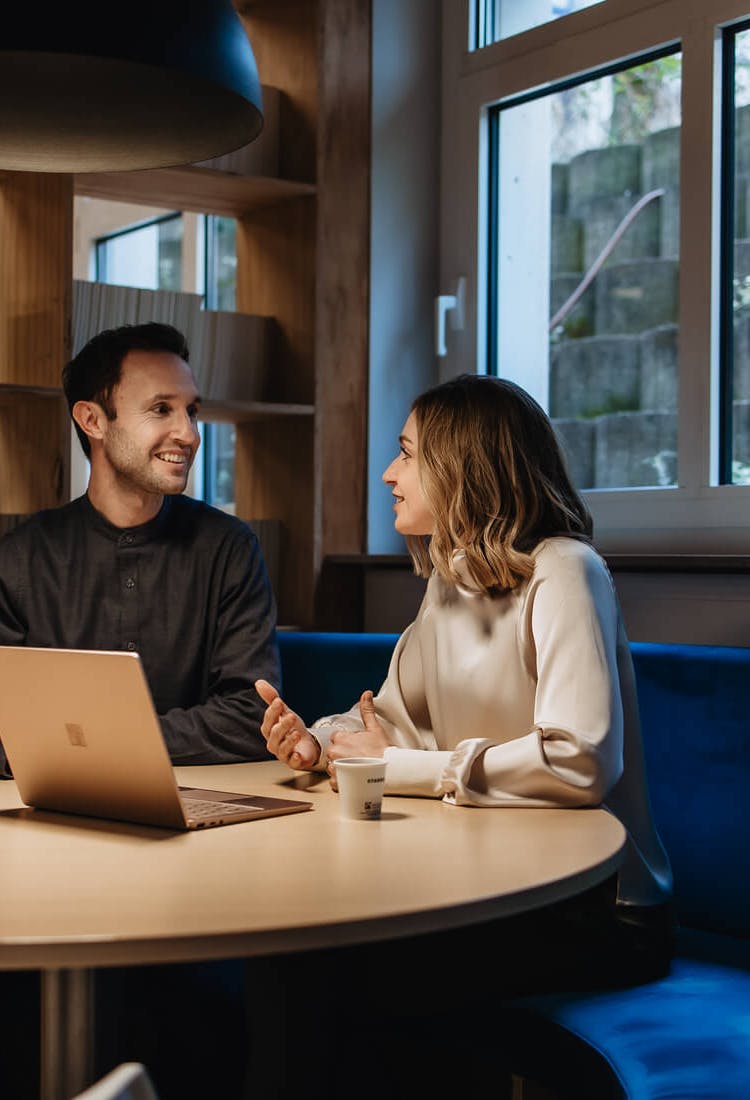 Mann und Frau unterhalten sich angeregt