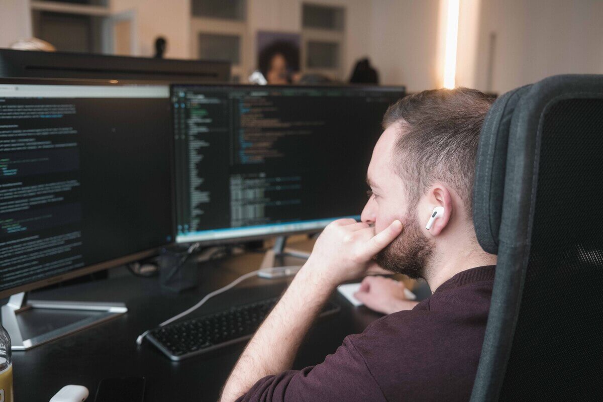 Mann, der am PC arbeitet