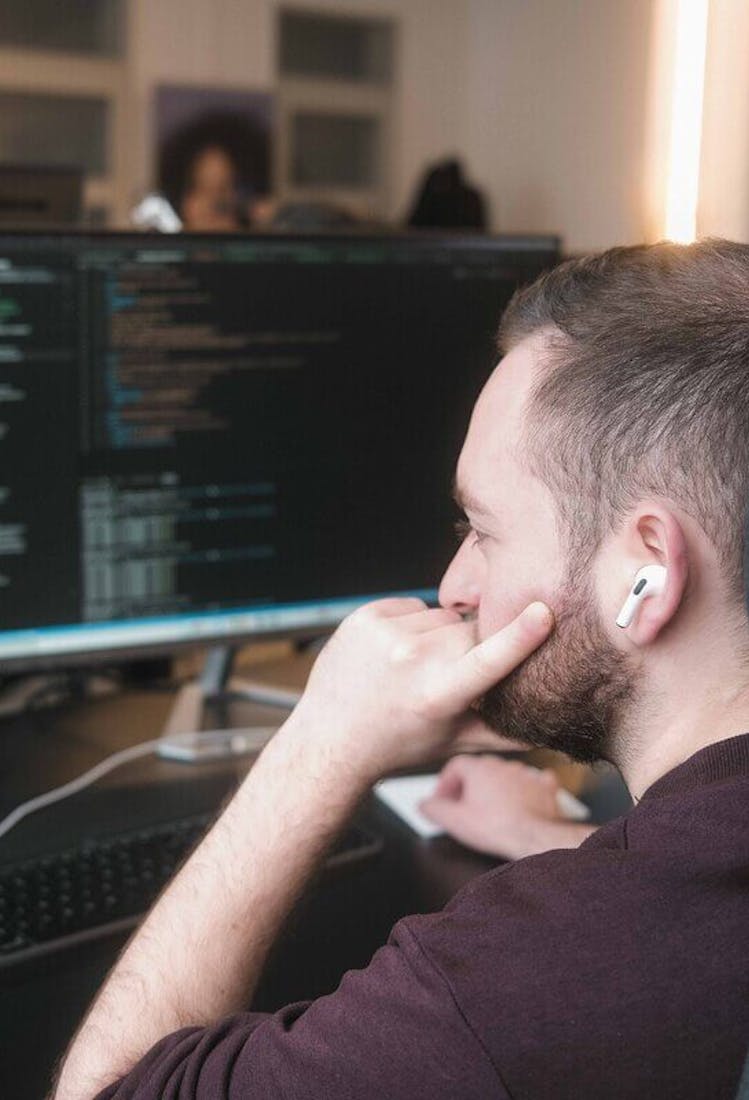 Mann, der am PC arbeitet