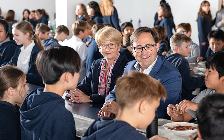 accadis Bildung Vorstand umgeben von Kindern