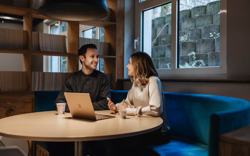 Digital Consultant im Beratungsgespräch