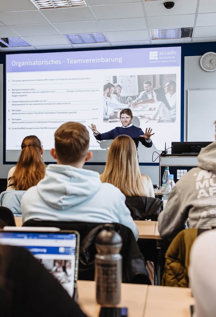 Unterricht in der accadis Hochschule