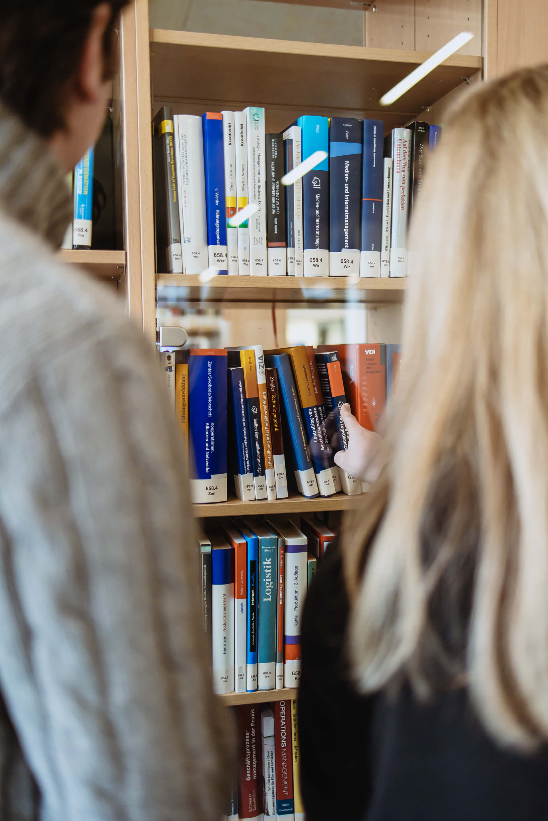 Aussuchen eines Buches