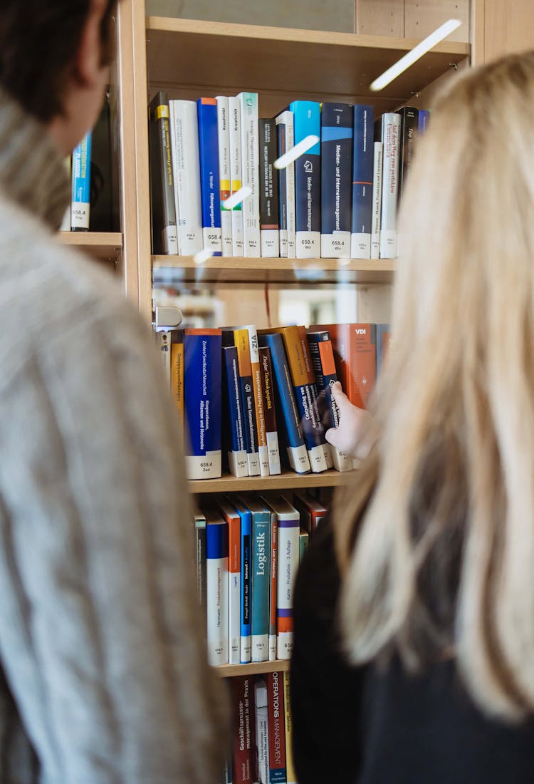 Aussuchen eines Buches