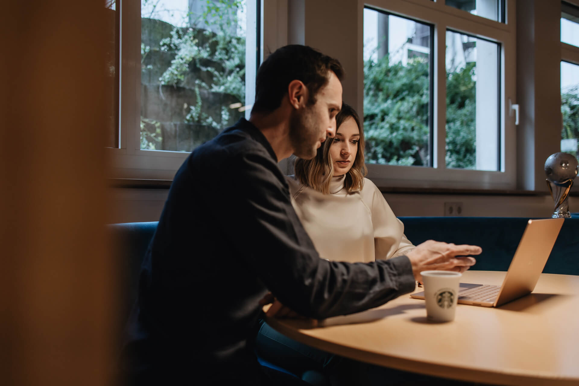 Zusammenarbeit zwischen zwei Arbeitenden 