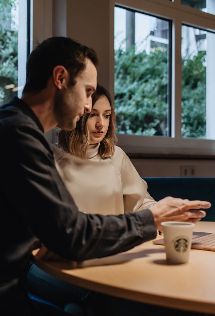 Zusammenarbeit zwischen zwei Arbeitenden